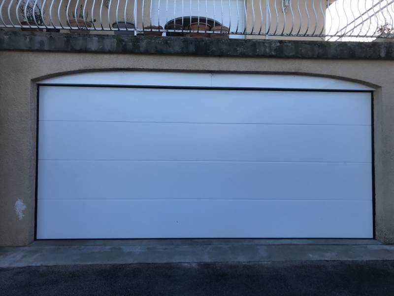 Installation d'une porte de garage en alu blanc enroulable électrique à Sathonay-Village proche Caluire