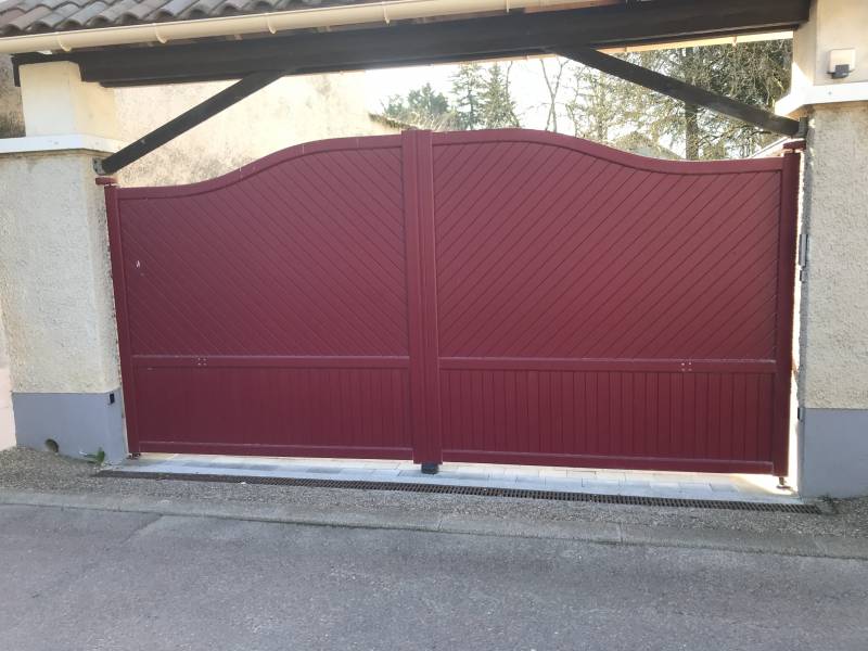 Pose d'un portail en alu rouge motorisé à deux portes battantes à Sathonay Village près de Lyon